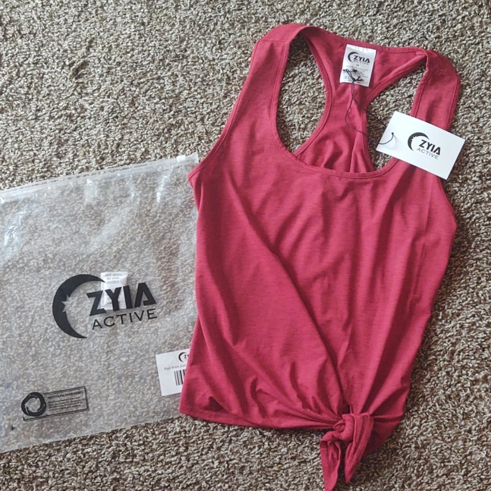 Cute tank top that can be knotted it not.